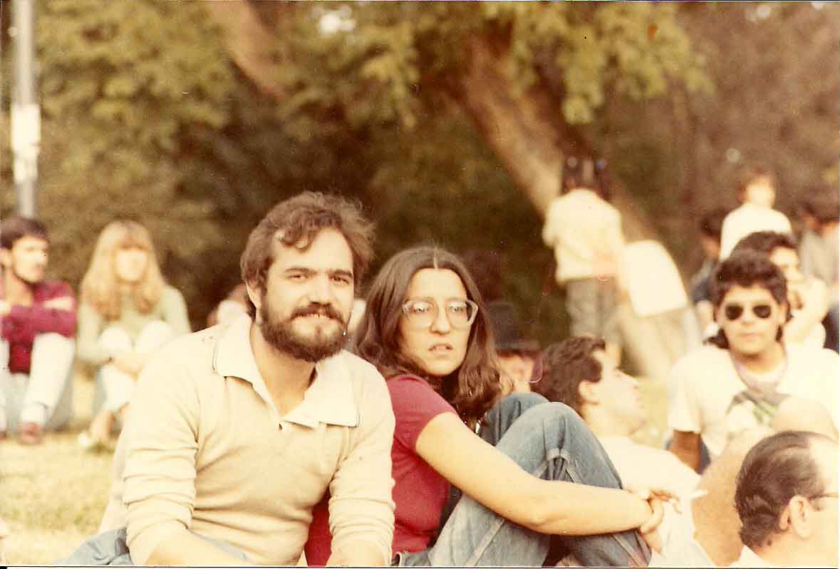 Antonio Jorge Bodoc y Liliana Chiavetta en un recital en el Parque San Martín, a fines de los 70.Gentileza J.Bodoc