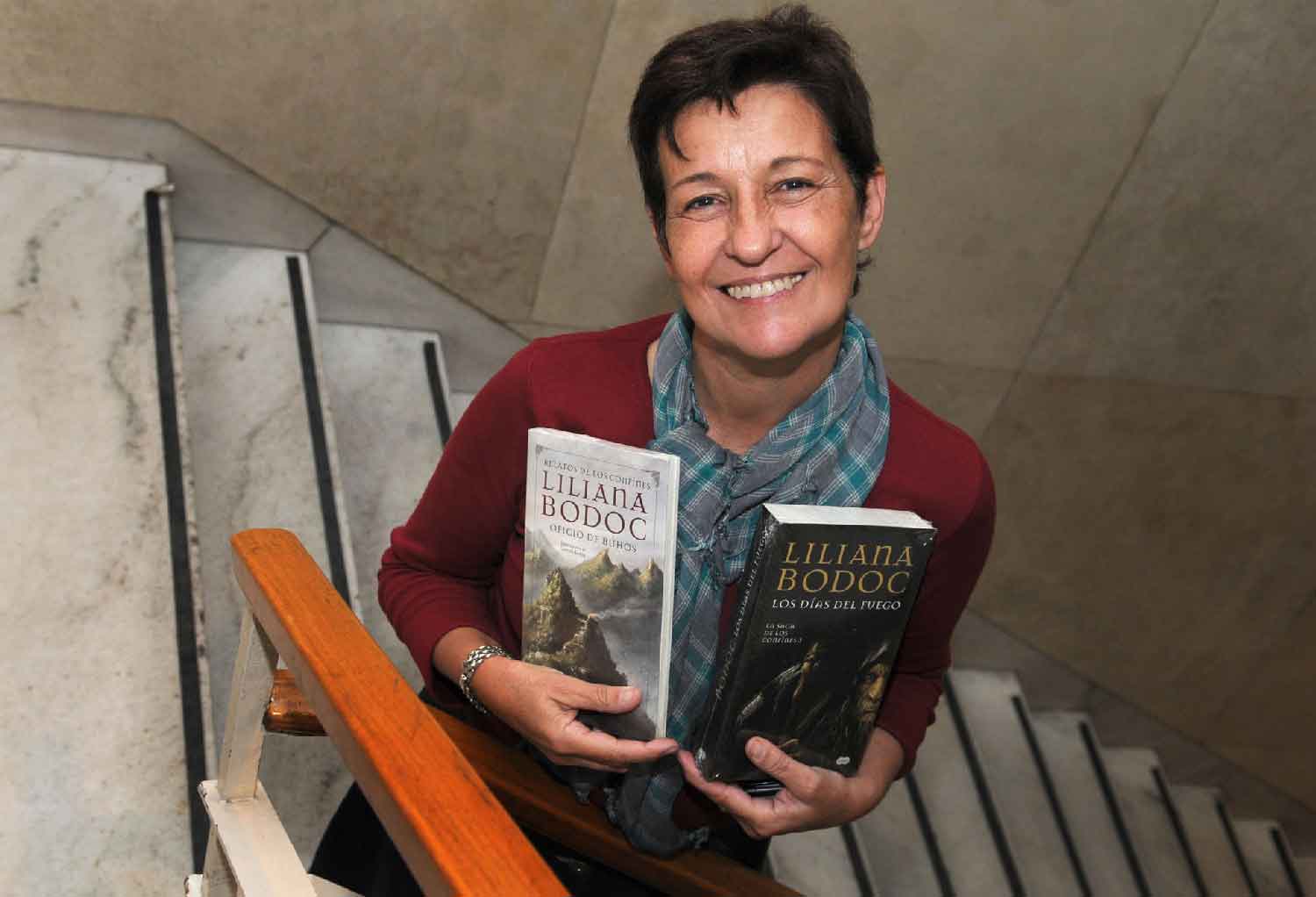 Liliana posa con ediciones de sus libros Los días del Fuego y Oficina de búhos. Orlando Pelichotti | Los Andes