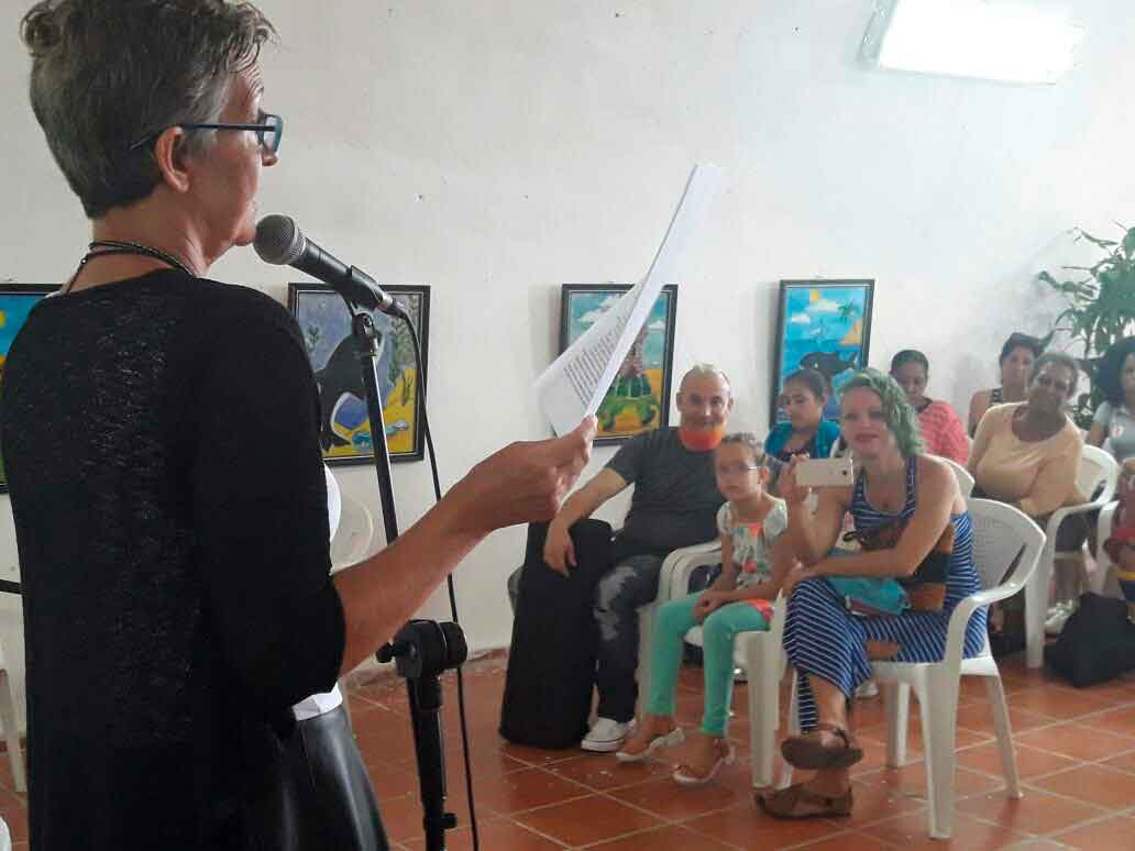 Una de las últimas imágenes de Liliana con vida, en una lectura en La Habana (Cuba). Gentileza Diego Gareca